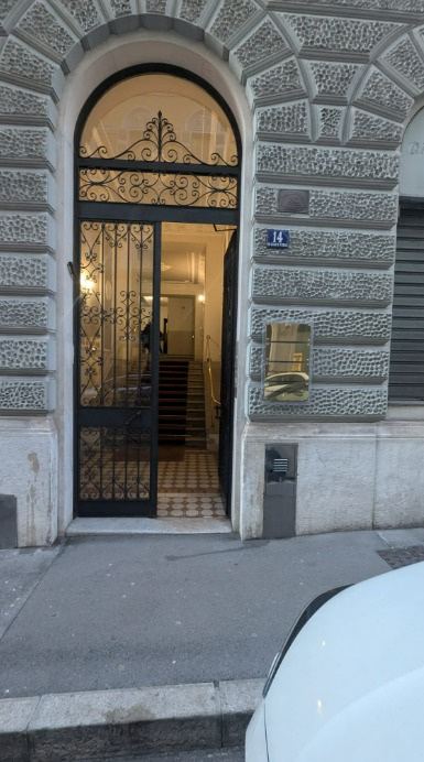 Portone di Via Cecilia de Rittmeyer 14