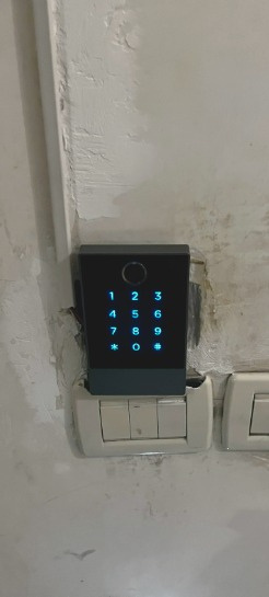 Tastiera elettronica sul muro accanto alla porta